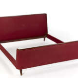 Osvaldo Borsani. Double bed in solid wood with burgundy f… - Foto 1