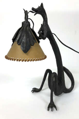 Manifattura lombarda. Table lamp in wrought iron shaped like a… - Foto 1