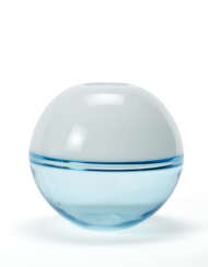 Alfredo Barbini. Spherical Incalmo vase in vetro lattimo…