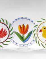 Ulrica Hydman Vallien. Lot consisting of three plates in clear…