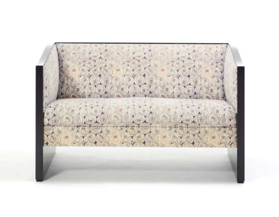 Charles Rennie Mackintosh. Two-seater sofa model "Argyle". Produced… - Foto 1