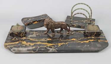 Marmor Schreibtisch-Garnitur mit Löwe
