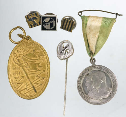 2 Medaillen und 4 Revers-Nadeln/Knöpfe - photo 1