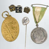 2 Medaillen und 4 Revers-Nadeln/Knöpfe - photo 1