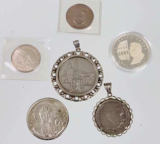 6 Münzen und Medaillen mit -anhänger - photo 1