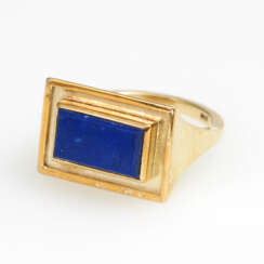 Klassischer Ring mit Lapislazuli.