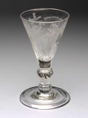 barockes Kelchglas mit Gravur - фото 1