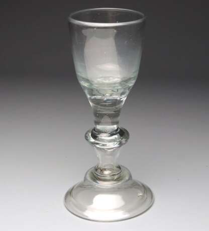 barockes Kelchglas mit Glockenfuß - Foto 1