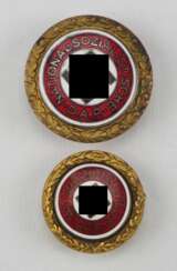 Goldenes Parteiabzeichen der NSDAP, Große und Kleine Ausführung.