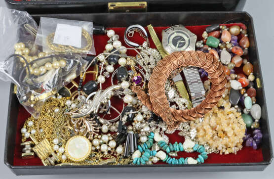 großer Posten Modeschmuck im Koffer - фото 2