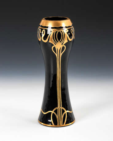 Jugendstil-Vase mit Golddekor. - photo 1