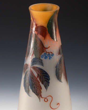 Vase mit Wildem Wein, LEUNE. - Foto 2