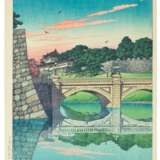 Kawase Hasui (1883-1957) | Morning at Niju Bridge (Nijubashi no asa) | Showa period, 20th century - Foto 1