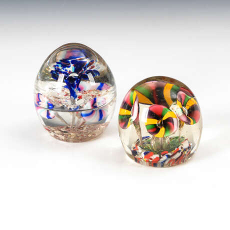 2 Paperweights. - Foto 1