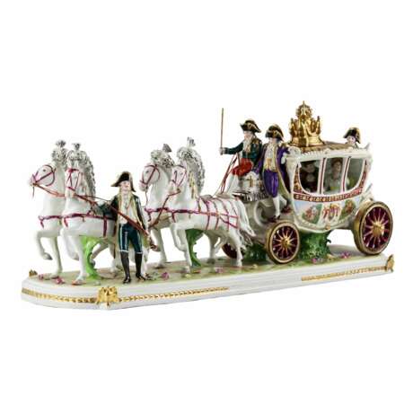 Groupe saxon sculptural en porcelaine Voiture de mariage de Napoleon Bonaparte. Porcelain Hand Painted Gilding Néo-classicisme 29 - photo 1