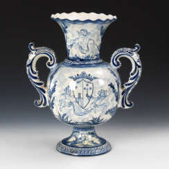 Fayence-Vase mit Blaumalerei.