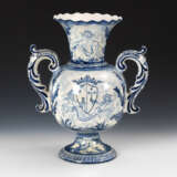 Fayence-Vase mit Blaumalerei. - photo 1