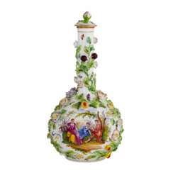 Vase carafe en porcelaine avec couvercle de style neo-baroque. Dresde. Le tournant des XIXe-XXe si&egrave;cles.