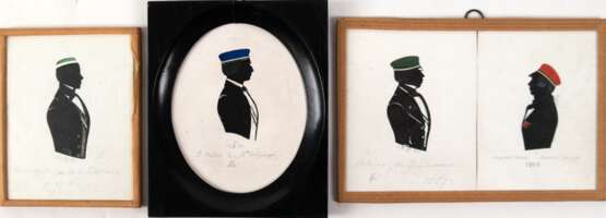 4 studentische Porträts, Zeichnungen in Schwarz mit farbigen Mützen, Mitte 19. Jh. (1841-1855), mit Bleistift bezeichnet und datiert, 3x ca. 9x7 cm, hinter Glas, im Rahmen, 1x oval 9,2x7,3 cm im Rahmen - Foto 1