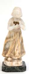Figur &quot;Holländermädchen mit Trinkschale&quot;, heller Marmor, unsigniert, Sockel mit Haarriß, auf achteckiger Marmorplinthe, Ges.-H. 23,5 cm