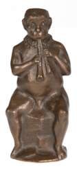 Bronze-Figur &amp;quot;Sitzender Faun auf Flöten spielend&amp;quot;, monogr. &amp;quot;K im Kreis&amp;quot;, Nr. 33/ 100, braun patiniert, H. 13,5 cm