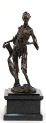 Bronze-Figur &quot;Memento Mori&quot;, Skelett in zerschlissener Kleidung, braun patiniert, Gießerplakette &quot;JB Deposee Paris&quot;, H. 25,5 cm, auf schwarzem Steinsockel, Ges.-H. 33,5 cm
