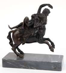 Figur &quot;Deianira, Ehefrau des Herkules, wird vom Zentaur Nessus entführt&quot;, Bronze, braun patiniert, auf rechteckiger Marmorplatte, H. 20 cm, L. 19,5 cm