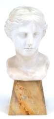 Monogrammist &quot;KO&quot; Büste einer Frau mit Knotenfrisur und Haarband&quot;, weißer Marmor, rücks. monogr., Nase etwas best., auf hellem Marmorsockel, Ges.-H. 33 cm