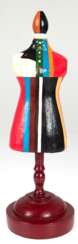 Konstruktivistische Figur &amp;quot;Kleiderpuppe&amp;quot;, Rußland 1950er Jahre, Pappmaché, polychrom bemalt, auf gedrechseltem Holzständer, H. 33 cm