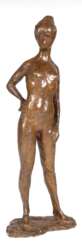 Fiori, Ernesto de (1884 Rom- 1945 Sao Paulo &quot;Stehender weiblicher Akt&quot;, Bronze, auf Sockel signiert &quot;E. ... Fiori&quot;, braun patiniert, H. 43 cm (De Fiori war ein österreichischer Bildhauer, Maler und Zeichner der Klassischen Modern…
