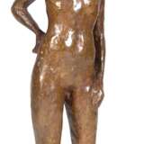 Fiori, Ernesto de (1884 Rom- 1945 Sao Paulo "Stehender weiblicher Akt", Bronze, auf Sockel signiert "E. ... Fiori", braun patiniert, H. 43 cm (De Fiori war ein österreichischer Bildhauer, Maler und Zeichner der Klassischen Modern… - photo 1