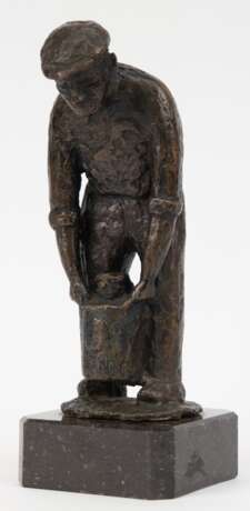 Bronze-Figur "Bauer bei der Arbeit", braun patiniert, auf Marmorsockel bezeichnet "Iffland", Ges. H. 26 cm - Foto 1