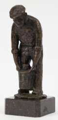 Bronze-Figur &quot;Bauer bei der Arbeit&quot;, braun patiniert, auf Marmorsockel bezeichnet &quot;Iffland&quot;, Ges. H. 26 cm