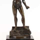 Warmuthm, Wilhelm (20. Jh.) "Athlet", Bronze, braun patiniert, sign., H. 24 cm, schwarzer Marmorsockel, 10x12x12 cm - Foto 1
