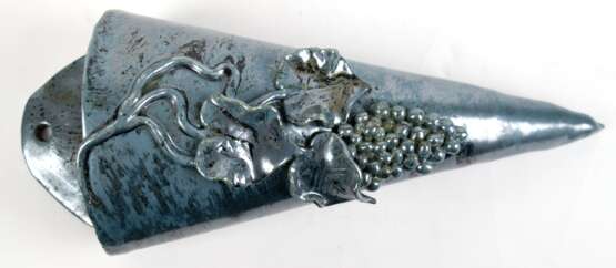 Vase mit Wandhalterung, Keramik, handgefertigt, blau glasiert, mit verziertem Blätter- und Traubendekor, H. 50 cm, Dm. 12,5 cm - Foto 1
