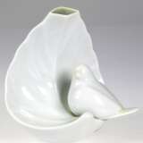 Vase, figürlich, Vogel vor Blatt sitzend, Hutschenreuther, weiß glasiert, H. 14 cm - фото 1