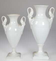 2 Vasen, Amphorenform mit 2 seitl. Schwanenhenkeln, Kaiser, Weißporzellan, H. 28,5 cm und 24 cm