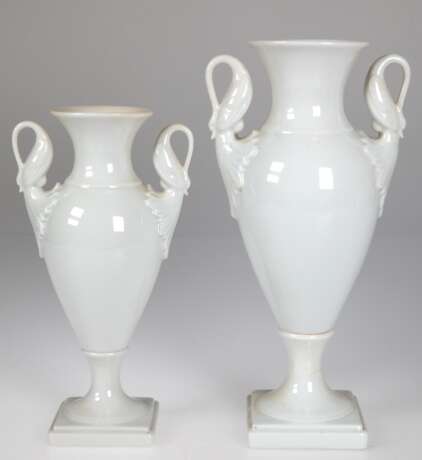 2 Vasen, Amphorenform mit 2 seitl. Schwanenhenkeln, Kaiser, Weißporzellan, H. 28,5 cm und 24 cm - фото 1