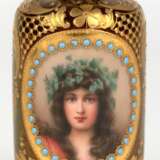 Kleine Jugendstil-Vase, Wien, gemaltes Porträt der Flora im goldgerahmten Medaillon, dunkelroter Fond mit reichem Golddekor, H. 8,5 cm - photo 1