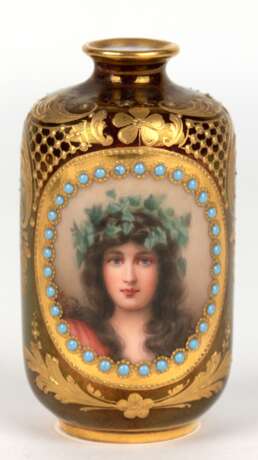 Kleine Jugendstil-Vase, Wien, gemaltes Porträt der Flora im goldgerahmten Medaillon, dunkelroter Fond mit reichem Golddekor, H. 8,5 cm - Foto 1
