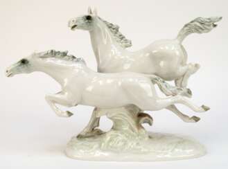 Figurengruppe &quot;Zwei Pferde&quot;, Hutschenreuther, Weißporzellan z. T. farbig staffiert, auf ovalem Sockel, H. 29 cm