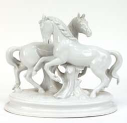 Figurengruppe &quot;Zwei Pferde&quot;, Neu Tettau, Bavaria, Weißporzellan, auf ovalem Sockel, 2 Ohren best., H. 22 cm