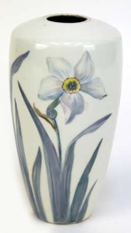 KPM-Vase, umlaufende Narzissenmalerei, Rand best., blaue Zeptermarke mit Schleifstrich, H. 19,5 cm - photo 1