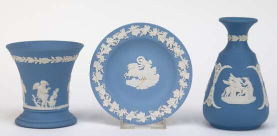 3 Teile Wegdwood, made in England, hellblau mit weißen figürlichen Auflagen und Randdekokationen, dabei 2 Vasen, H. 9 cm und 10 cm und Tellerchen, Dm. 11,3 cm - фото 1