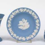 3 Teile Wegdwood, made in England, hellblau mit weißen figürlichen Auflagen und Randdekokationen, dabei 2 Vasen, H. 9 cm und 10 cm und Tellerchen, Dm. 11,3 cm - Foto 1