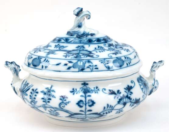 Meissen-Terrine, oval, vor 1860, Zwiebelmuster, mit 2 seitlichen Handhaben, blaue Schwertermarke mit 5 Schleifstrichen, Deckelrand min. best., L. 34 cm - Foto 1