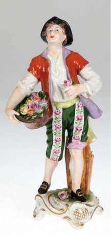 Porzellanfigur "Gärtner", Volkstedt, polychrome Malerei mit plastischem Blütenbesatz, Gebrauchspuren, H. 23,5 cm - фото 1
