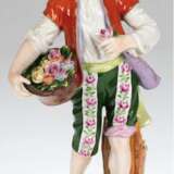 Porzellanfigur "Gärtner", Volkstedt, polychrome Malerei mit plastischem Blütenbesatz, Gebrauchspuren, H. 23,5 cm - photo 1