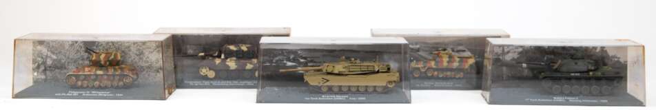 5 Modell-Panzer in Originalverpackung, dabei M48A3 Patton 2, Flakpanzer IV "Wirbelwind", M1A1 HA Abrahams, Panzerjäger Tiger Ausf. B und Sd. Kfz. 251/9 Ausf. D, ges. 7x17,5x7,5 cm - фото 1