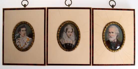 3 Miniaturen "Guiseppe Verdi", "König Ludwig II" und "Maria Stuart", je im beinfarbenen Rahmen, ges. 10,5x8,5 cm - фото 1